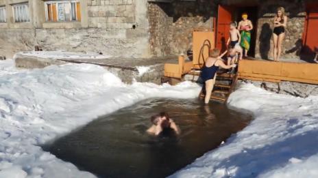 Деца и родители се потопиха в ледените води на езерото Байкал (ВИДЕО)