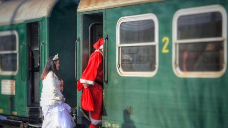 Дядо Коледа и Снежанка се качват на влак, ще раздават подаръци