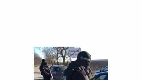 Задържаха 13 души при спецакция в с. Каменар