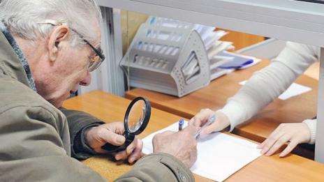 Изплащат коледните добавки заедно с пенсиите