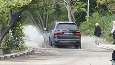 Читател сигнализира за автомобили в пешеходна зона при уейк парк във Варна