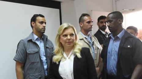 Посрещнаха жената на Нетаняху с хляб, тя го хвърли на земята