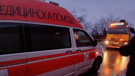 Лекари от Варна се борят за живота на жена, самокатастрофирала край Долни чифлик