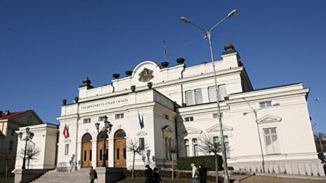 Цецка Цачева остава председател на парламента