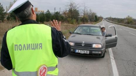 Пътните полицаи отново могат да спират коли за проверка