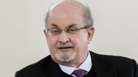 Писателят Салман Рушди е на командно дишане след атака с нож в САЩ