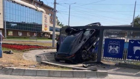 Крият ли шофьора "кацнал" с Мерцедеса си на кръговото в "Аспарухово"?