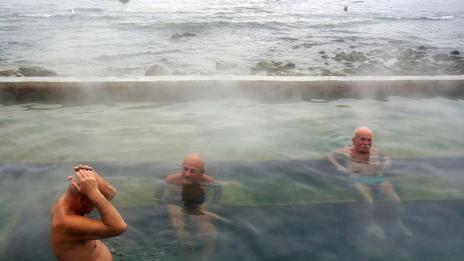 Голи протестиращи ще спасяват Топлата вода във Варна