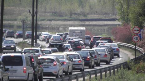 Засилен трафик по пътищата след почивните дни