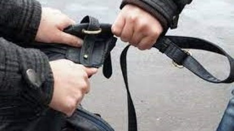 Непълнолетен грабител от Варна се измъкна с условна