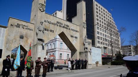Спират движението около паметника на "Осми Приморски полк" утре