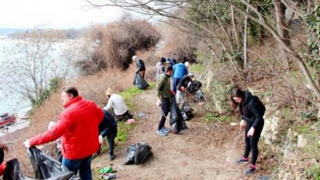 Доброволци почистиха Паметника на граничаря в Морската градина