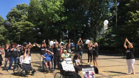 Майките на деца с увреждания: Ще затваряме улици, ако не приемат трите закона, за които настояваме