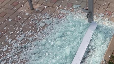 Счупиха стъклото на автобусна спирка във Варна