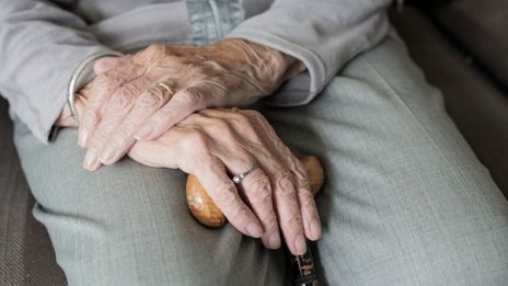 Пенсионерка подходи... крадливо, сви портмоне от клиентка в бакалия