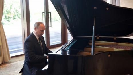 Путин посвири на пиано песни за съветската ера  