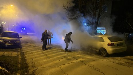 Подпалиха колите на жена в София (СНИМКИ/ВИДЕО)