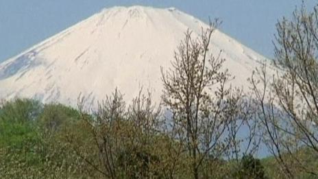 Японци започнаха да катерят свещения връх Фуджи