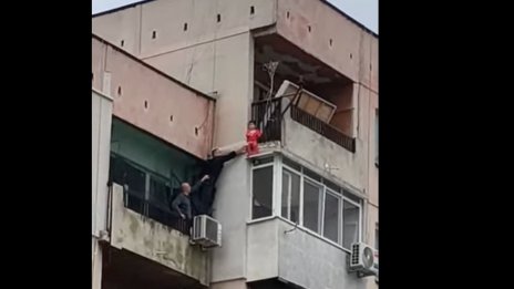 3-годишно дете увисна на парапет от 8-ия етаж в Ямбол, родителите не били вкъщи ВИДЕО