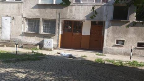 Млада жена скочи от осмия етаж на блок