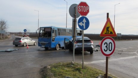 Автомобил се вряза в автобус на градския транспорт