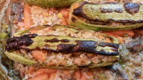 Лодки от тиквички с ориз, гъби и бейби моркови