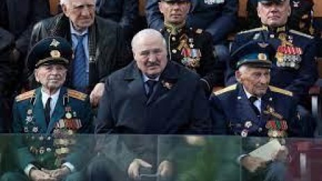 Лукашенко си тръгна с линейка от парада на 9 май в Москва