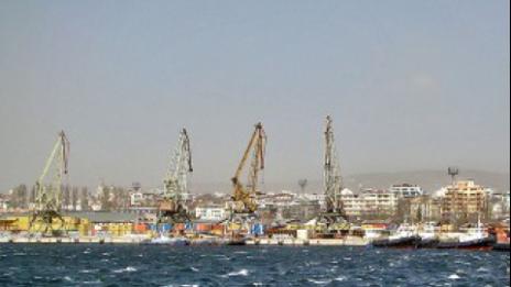 Пет кораба са изоставени в пристанище Варна