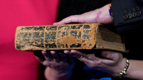 Полицаи откриха библия на 1200 години при акция