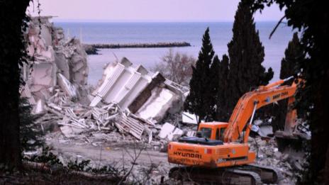 Издирват с термокамера затрупаните от хотела