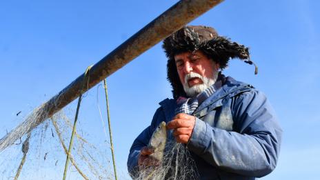 Най-запалените рибари остават на пост в морето