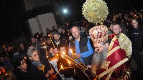 Стотици варненци събра катедралният храм в нощта на Възкресение Христово (СНИМКИ)