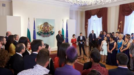 Радев към абитуриенти: Бъдете смели когато мечтаете и постигате мечтите си