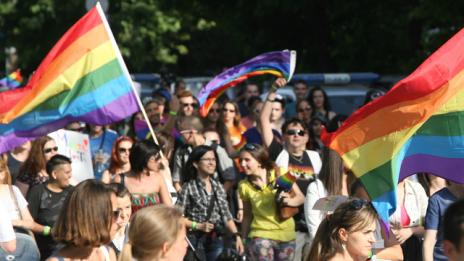 Властта се готви да открехне вратичка за гей браковете