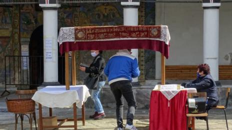 Десетки в църквите, но пускат по двама