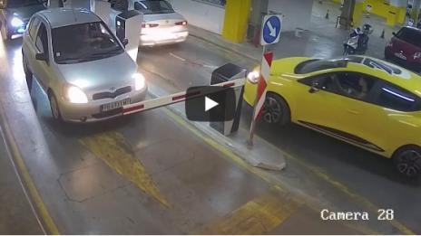Бариера в мол се стовари върху главата на дете
