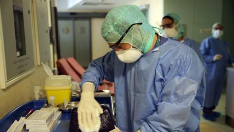 Българин със съмнения за COVID-19 два пъти бяга от болница в Румъния