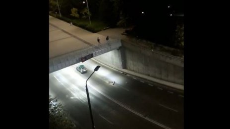 Безумство: Деца хвърлят тротинетки на оживен булевард (ВИДЕО)