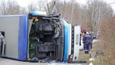 Кола и автобус се блъснаха в Хасковско, има пострадали