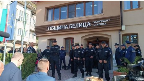 Изведоха с белезници кмета на Белица, майка му припадна