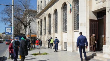 Медицински сестри помагат при раздаването на пенсии във Варна