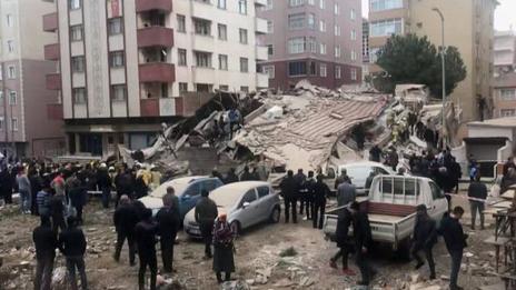 11 са вече жертвите на срутилата се сграда в Истанбул
