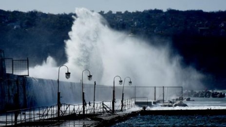 Измерват вълнението и температурата на водата в Черно море с буйове