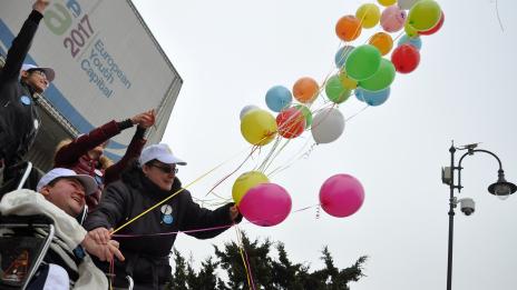 В Световния ден на редките болести пуснаха в небето 70 балона на надеждата