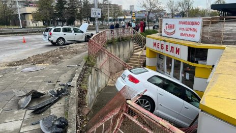 Автомобил се вряза в магазин в Шумен, трима са в болница