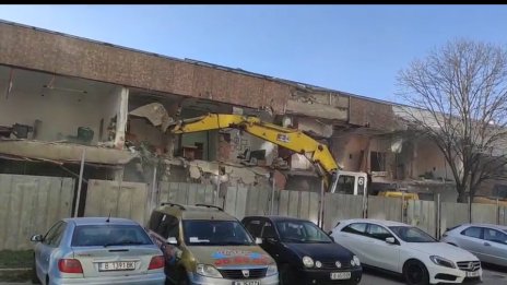 Събарят дом "Младост" във Варна