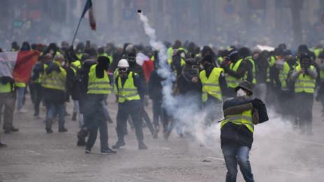 Полицията арестува 12 участници в протеста на „жълтите жилетки“ в Париж