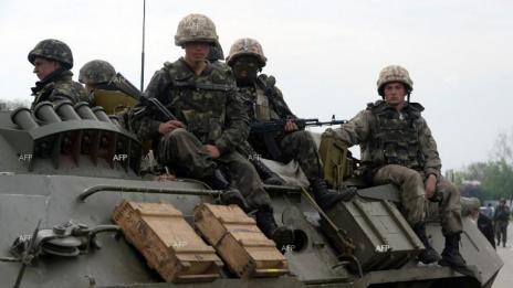 Украински бойци се бият с руски танкове в Луганск