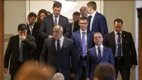Медведев на среща с Караянчева: Какво ще си кажат?  
