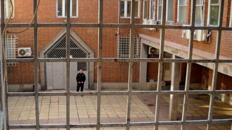 Обискираха затвора във Варна